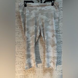 Women’s Active cropped Leggings - Light Gray Camo- NWOT